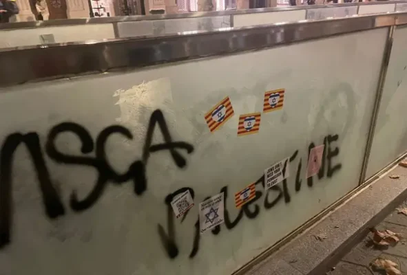 Barcelona y otras ciudades de Cataluña se llenan de pegatinas en memoria del 7-O