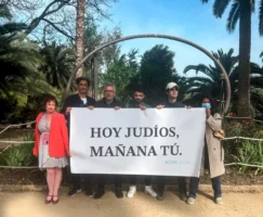 Protesta simbólica de ACOM en Barcelona denuncia la "pasividad" municipal ante el antisemitismo