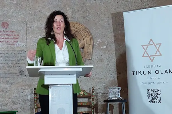 La comunidad Jabruta Tikún Olam<br>ya tiene séfer Torá 2 Alcaldesa de Almeria