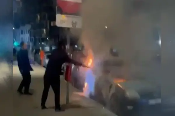 Un coche incendiado en el corazón judío de Amberes en un ataque reivindicado por un grupo islámico