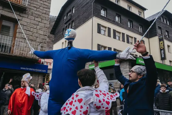Andorra organiza un carnaval con la ejecución simbólica de una figura marcada con la estrella de David