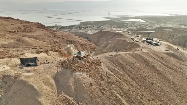 Vista aérea del campamento arqueológico donde se encuentra la estructura piramidal.