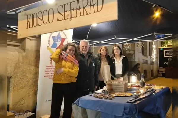 Kiosko Sefarad ilumina la plaza Santo Domingo de Murcia con la luz de Janucá y un mensaje de convivencia
