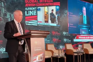 El embajador israelí ante la UE denuncia  la quema de una efigie de Netanyahu en España y advierte sobre el doble estándar europeo