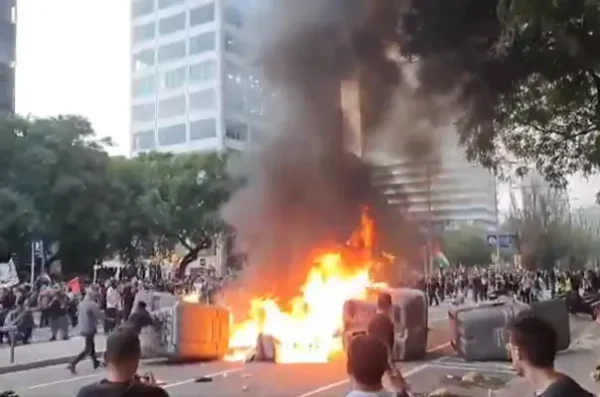 Barricadas, fuego y tensión frente al Consulado de Israel en Barcelona