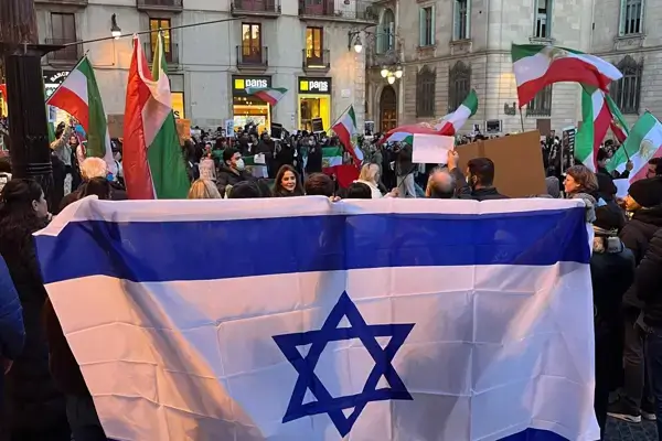 Activistas judíos se suman a la concentración en Barcelona en apoyo a las mujeres y la libertad en Irán