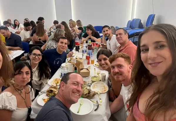 Solidaridad comunitaria con los israelíes varados en Madrid 2 Bet El 1 W