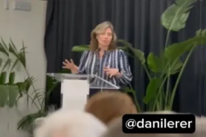 Inicio 50 Una funcionaria de la Comunidad de Madrid se jacta de cómo boicotear a Israel en un encuentro con bibliotecarios palestinos