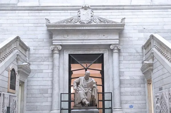 Urtasun contrata a una empresa israelí para gestionar la Biblioteca Nacional