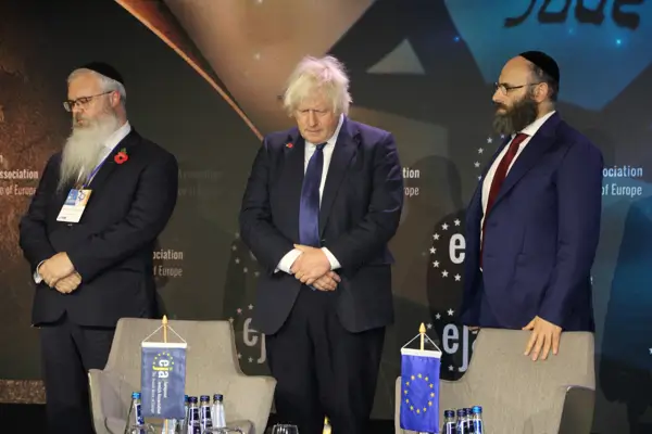 Boris Johnson en Auschwitz: "No podemos ser tan arrogantes como para creer que no volvería a pasar"