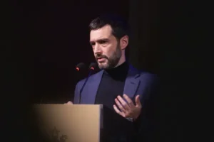 El Gobierno y grupos de la izquierda interseccional siguen el acoso a Israel y a los ciudadanos israelíes