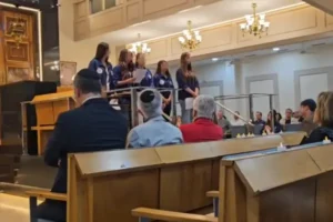 La CJB conmemora Yom Hazicarón y escucha el testimonio de Eitan Horn, sobreviviente del cautiverio en Gaza