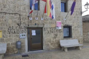 Absuelven a dos acusados por las pintadas antisemitas de 2016 en Castrillo Mota de Judíos
