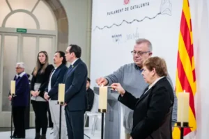 Cataluña y Valencia recuerdan el Holocausto con un llamado institucional a no ser indiferentes ante el odio