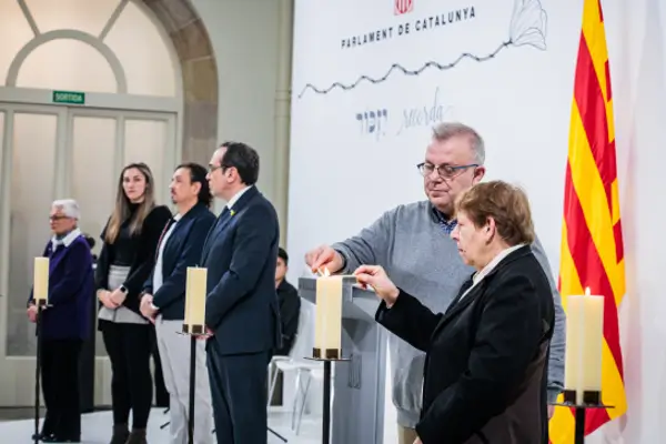 Cataluña y Valencia recuerdan el Holocausto con un llamado institucional a no ser indiferentes ante el odio