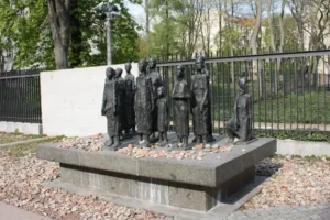 Vandalizan una placa conmemorativa en el histórico cementerio judío de Mitte en Berlín