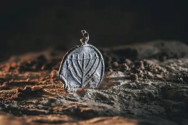 Descubren un colgante de plomo con la menorá junto al Muro de los Lamentos de la época bizantina