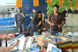 Gran afluencia de público y diversidad de títulos en el stand de la Comunidad Judía de Barcelona en Sant Jordi