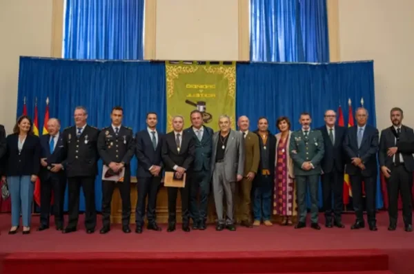 Maya Villalobo, Iván Illarramendi y Esteban Ibarra, condecorados con la medalla Dignidad y Justicia