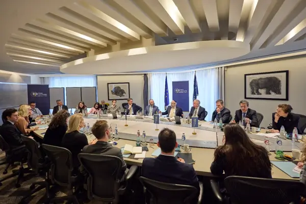 El enviado de EEUU contra el antisemitismo exige reforzar la seguridad de las comunidades en un encuentro en la EJA