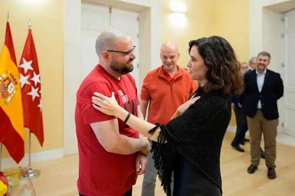 Ayuso recibió a dos de los hermanos Horn tras la liberación de Gaza de Eitán después de 737 días de cautiverio