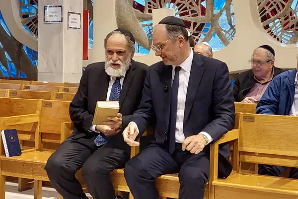 El rabino Isaac Sacca charla con Moshe Bendahan
