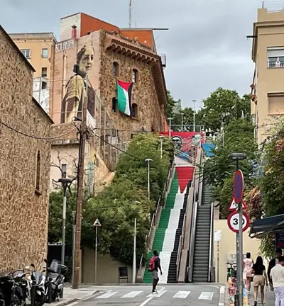 Blanca Navarro, Pta. de ARCCI: "En lugar de Fiesta de Gracia parecía de Gazia" 3 Escalera antisemita en Barcelona