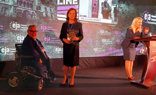 La presidenta de la CJM galardonada con el Premio Reina Esther de la EJA en una gala de líderes judíos europeos 1 Estrella Bengio recibe premio de la EJA