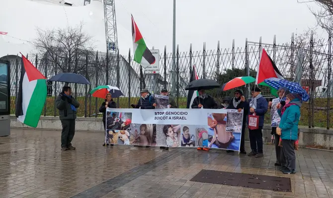 La Seguridad tarda 25 minutos en desalojar a tres manifestantes frente al stand de Israel en FITUR 3 FITUR 2026 Manifestacion propalestina junto a la boca del Metro