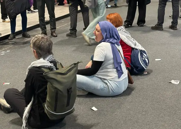 La Seguridad tarda 25 minutos en desalojar a tres manifestantes frente al stand de Israel en FITUR 1 FITUR 2026 Manifestantes prop palestinas 2