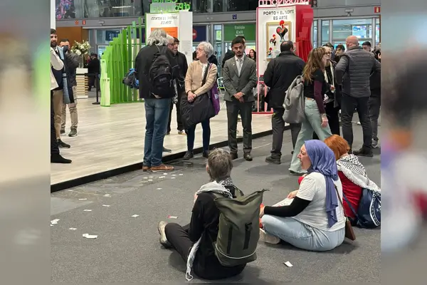 La Seguridad tarda 25 minutos en desalojar a tres manifestantes frente al stand de Israel en FITUR