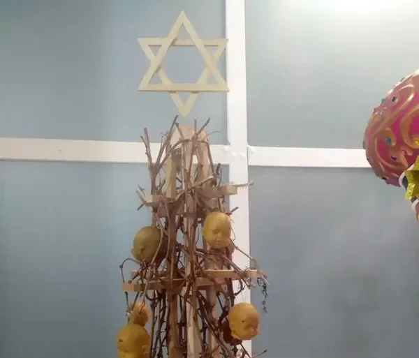 "El antisemitismo persiste porque el judío simboliza lo que la sociedad rechaza" 4 Fallas 2025 Antisemitismo arbol e1742387480582
