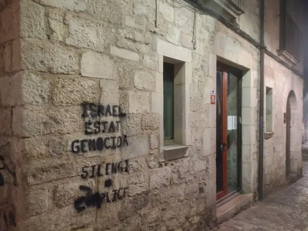 Prosiguen las pintadas antisemitas en centros y monumentos judíos en España... 1 Gerona 1 1