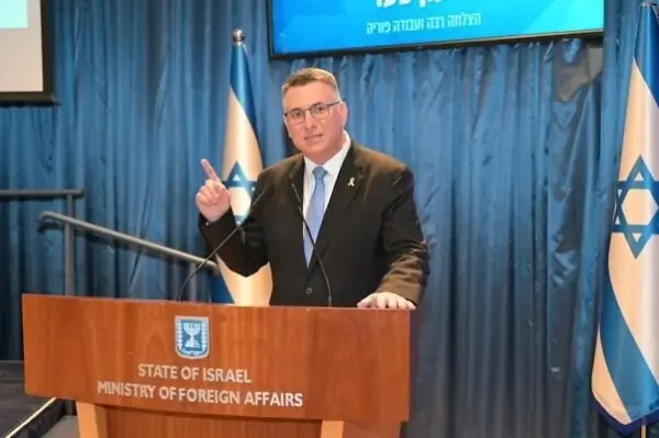 Saar acusa a Sánchez de antisemitismo tras pedir este la expulsión de Israel de competiciones deportivas