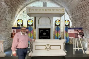 El Museo Etnográfico de Melilla recrea la tradición de la boda judía en la exposición ‘Hajatuná’