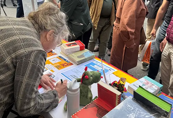 Hila Blum firma libros