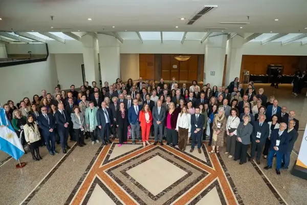 Argentina lleva la memoria del Holocausto al centro de la agenda internacional en el primer plenario de la IHRA bajo su presidencia