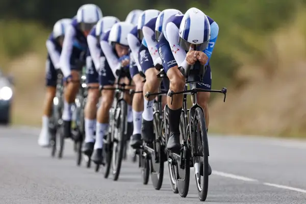 Manifestantes propalestinos obstruyen a ciclistas del Israel Premier Tech en La Vuelta a España 2 Israel Premier Tech Ciclismo
