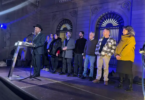 Barcelona celebra por todo lo alto el encendido de la quinta vela de Janucá en la plaza Sant Jaume 1 Jabad 2 1