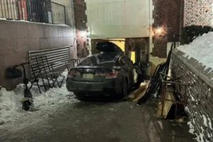 Un conductor embiste de forma "intencional y repetida" la sede mundial de Jabad Lubavitch en Brooklyn