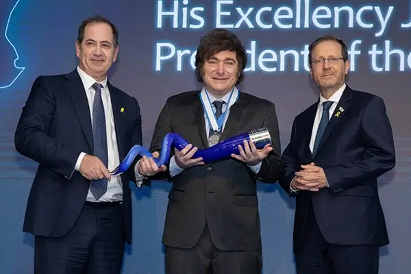 Milei recibe el Premio Génesis por su iniciativa de los Acuerdos Isaac 1 Javier Milei Genesis Prize
