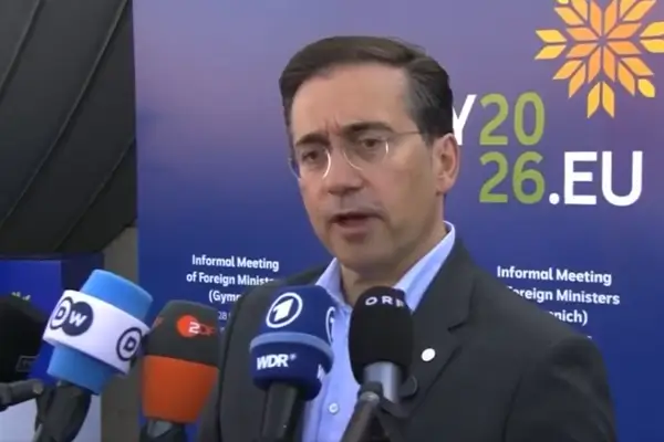 Albares vuelve a pedir sanciones a la UE contra Israel. La Embajada israelí recuerda los ataques de Hezbolá.