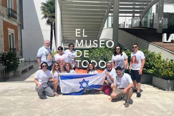 Activistas de Leviot exhiben en el Thyssen imágenes de víctimas del 7-O como contrapeso a una muestra de la UNRWA 2 Leviot 0