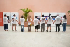 Activistas de Leviot exhiben en el Thyssen imágenes de víctimas del 7-O como contrapeso a una muestra de la UNRWA