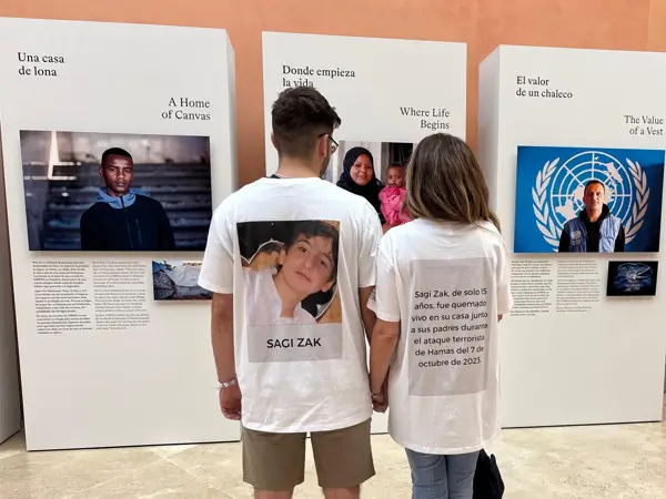 Activistas de Leviot exhiben en el Thyssen imágenes de víctimas del 7-O como contrapeso a una muestra de la UNRWA 1 Leviot 2