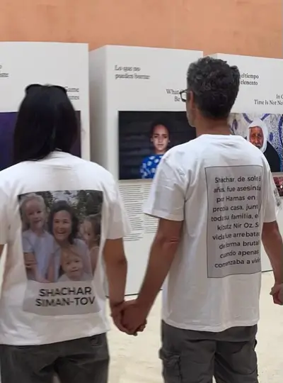 Activistas de Leviot exhiben en el Thyssen imágenes de víctimas del 7-O como contrapeso a una muestra de la UNRWA 3 Leviot 3