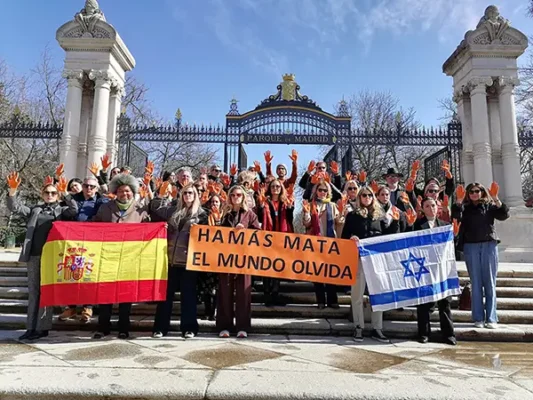 Madres Judías por la Paz alzan manos naranjas por los Bibas