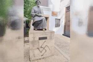 Inicio 3 Condena unánime a la profanación de la estatua de Maimónides en el casco antiguo de Córdoba