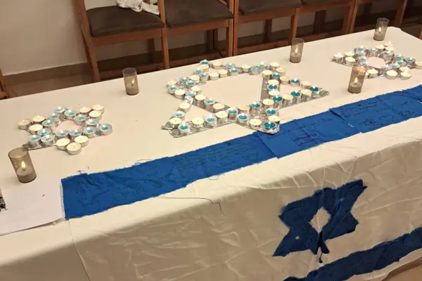 Emotivo Yom Hazikarón en Málaga: memoria, juventud y comunidad en una noche de homenaje y celebración