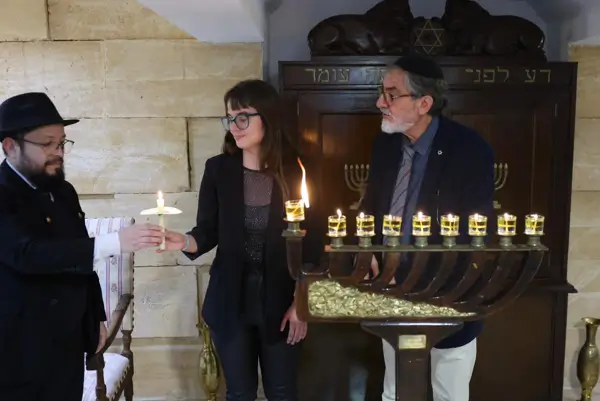 La Presidenta balear enciende la última vela de Janucá junto a la comunidad judía en Mallorca